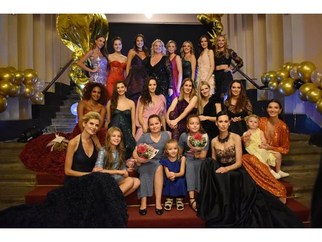 Trendy společenské sezony: Odhalená záda, rozparky, řasení i nesmrtelné flitry