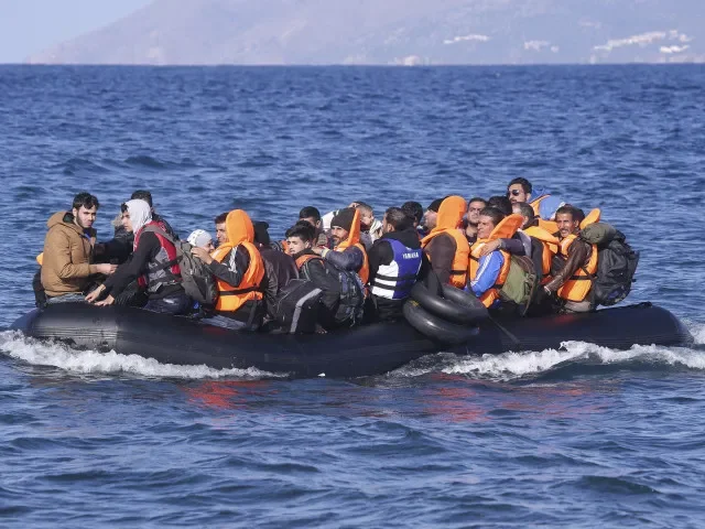 Vzkaz migrantům od řeckého ministra: „Nečekejte azyl, strčíme vás do vězení“