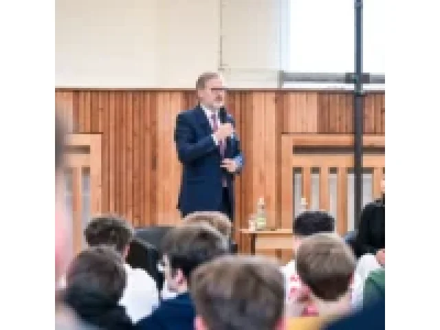 Fiala debatoval s gymnazisty o EU i reformě školství. Porušil premiér zákon o politické propagaci ve školách?