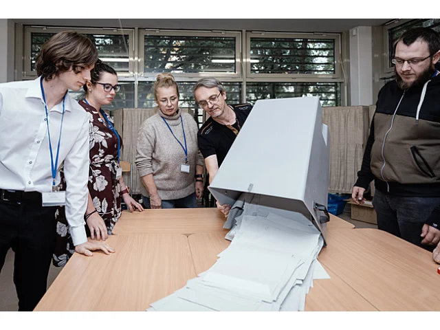 ONLINE: Volby do Sněmovny skončily, první výsledky došly z Brazílie a Vysočiny