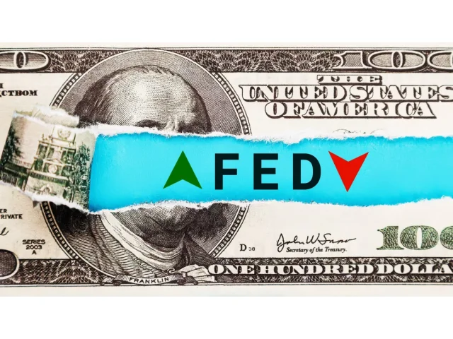 Fed poprvé v roce 2025 snižuje sazby. Co to znamená pro české investory?