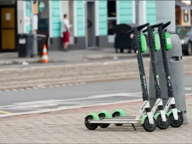 Magistrát chce zákaz elektrokoloběžek. Pronajímatelé volají po jednotných pravidlech