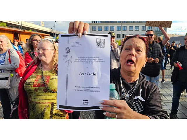 Premiér Fiala přijel na Ostravsko. Táhni na Západ, pokřikovali na něj lidé