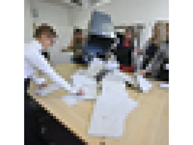 Po sečtení dvou třetin okrsků vedlo ANO před Spolu a STAN