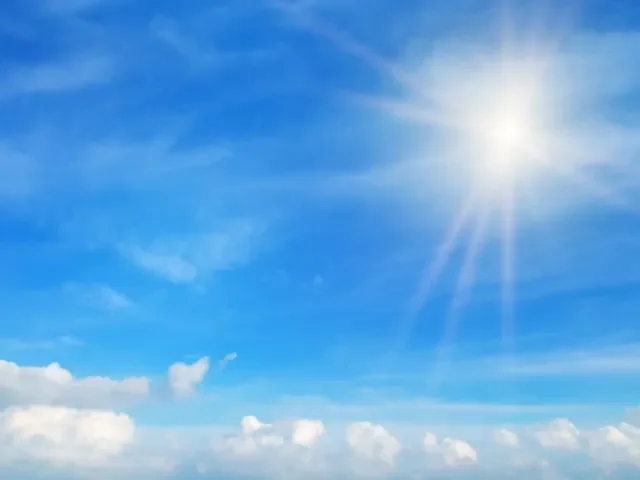 Česko v polovině týdne čekají letní teploty. Mimořádně teplé budou i Velikonoce