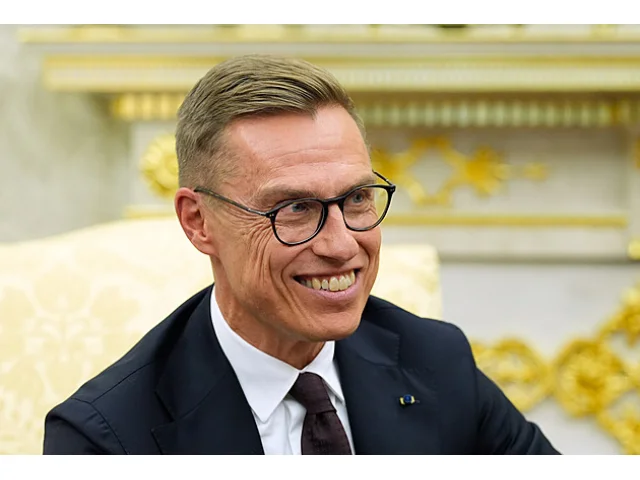 Budu vás před invazí bránit, slibuje Trump Finům. Španělsko by z NATO vyloučil