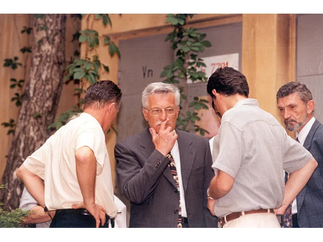 Klacky, tyče, baseballové pálky. Předvolební kampaň roku 1996 v Praze mezi partajemi byla tvrdá