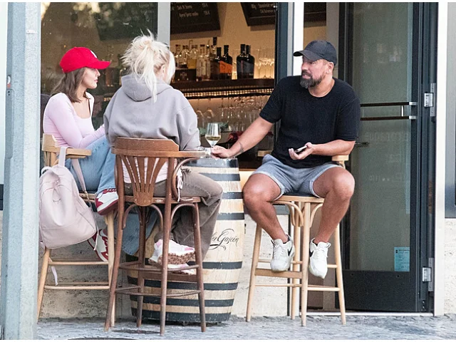 Milan Baroš si užíval večer v pražské vinárně ve společnosti dvou dam