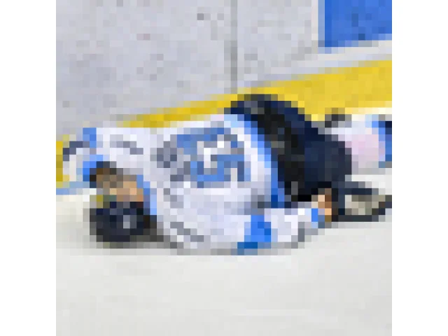 Hokejista Vlach si po nárazu hlavou do mantinelu poranil páteř