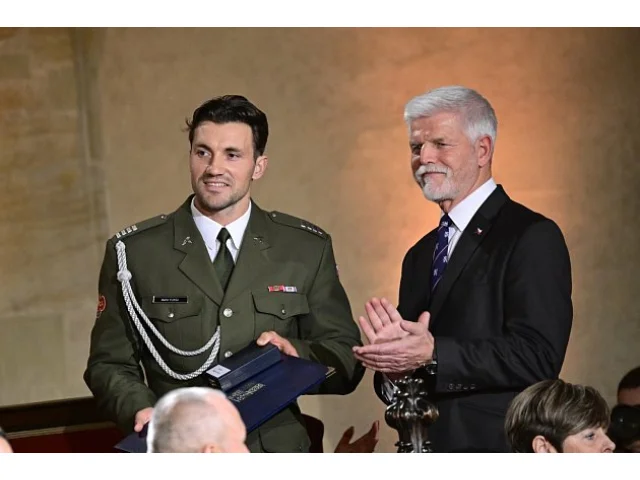 Z Nymburka až na Hrad. Martin Fuksa převzal od prezidenta medaili Za zásluhy