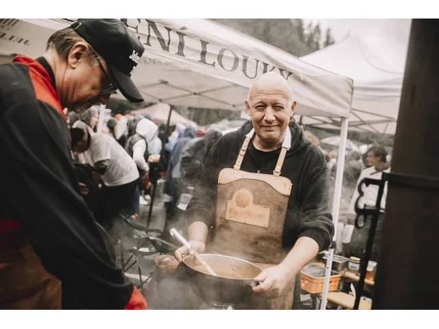 Soutěž gulášů vyhrál Slanina. Pohár si odnesli i herec Nový či pražský primátor
