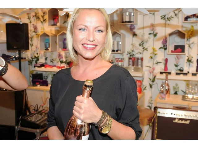 Přírodní tóny, dřevo a vana na nožičkách: Zpěvačka Martina Pártlová zbudovala z ruiny chalupu s duší