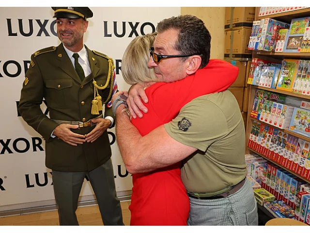 Plukovnice lidských duší. Ondřej Vetchý křtil knihu ženě, která držela armádu psychicky pohromadě