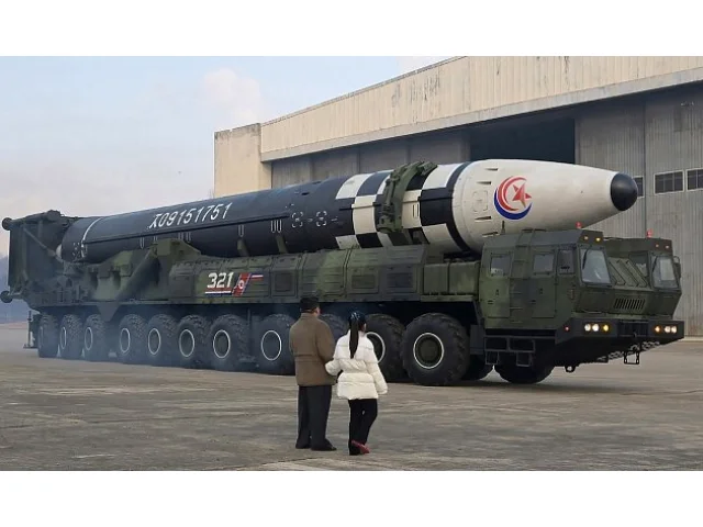 Severní Korea ukázala novou raketu. Díval se i Medveděv