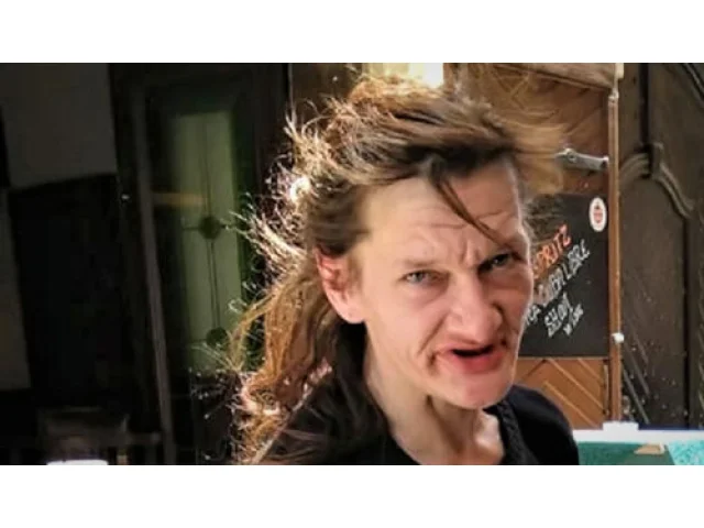 Nejnovější snímek narkomanky Katky zachycuje zbídačenou ženu s kufrem na nákupech ve známém obchodním řetězci