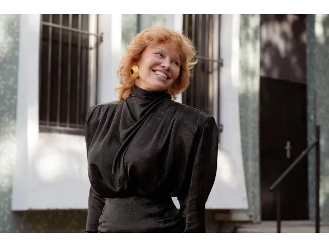 Pamela Anderson drasticky změnila image: Překvapila tradičním retro účesem z 80. let a zrzavou barvou