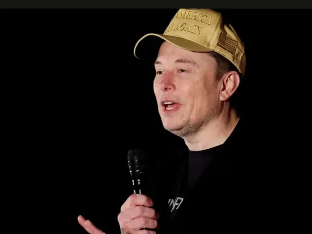 „Jsou to šíleně levicová média. Zavřete Hlas Ameriky a Rádio Svobodná Evropa,“ vyzval Musk