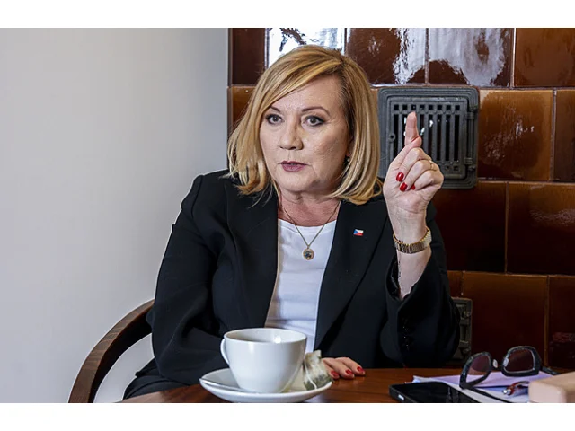 Ulevíme živnostem, rodinám i hospodám. Schillerová o EET, daních či důchodech