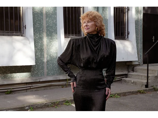 Pamela Anderson šokovala Paříž: Z platinové blondýnky je zrzka s rozcuchanou ofinou