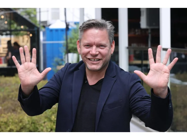 Zpěvák Matěj Ruppert žije v bytě na Smíchově. Kuchyň má do fialova a v obýváku vládne „rodinný mumraj“