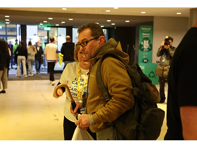 Ondřej Vetchý na párty pro Drábovou: Velký potlesk, deštník a domů! Schovával se za cizí ženou