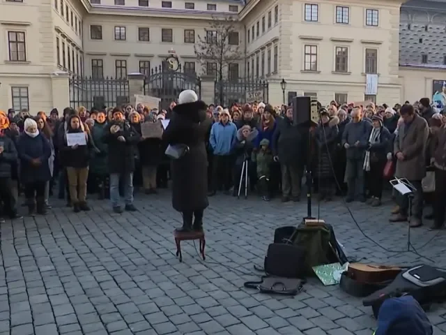 Stovky lidí před Hradem žádaly Graubnerův odchod. Vadí jim i „netransparentní“ odvolání Orko Váchy