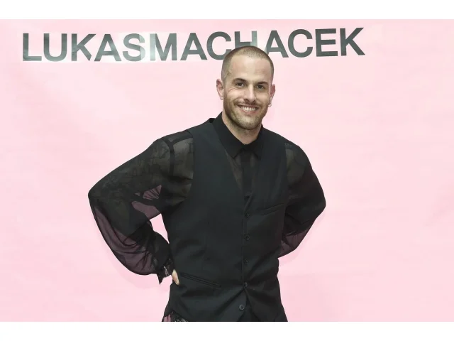 „Vypadat luxusně, když nemáte peníze, je možné,“ říká návrhář Macháček. Takto se dobře a levně obléknete