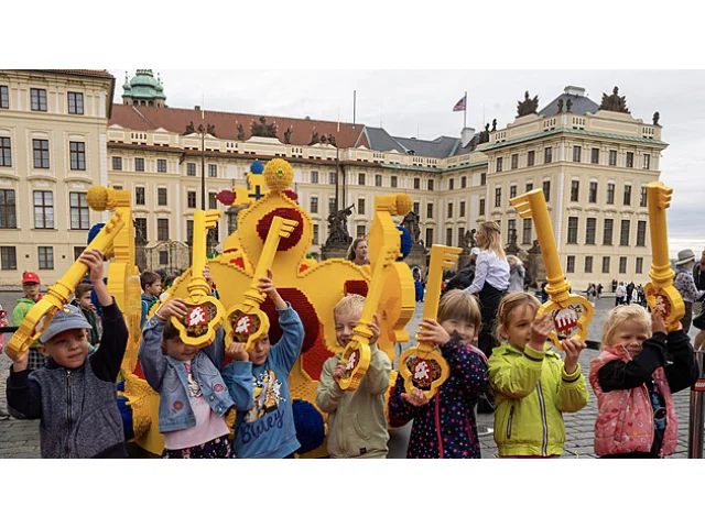 Lego představilo svou Svatováclavskou korunu. Je větší i těžší než originál