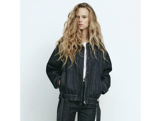 Tmavý denim ovládl podzim. Je to hit, který musíte mít i vy