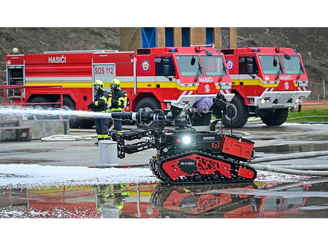 Požár cisteren u Hustopečí je pod kontrolou. Benzen budou hasiči přečerpávat