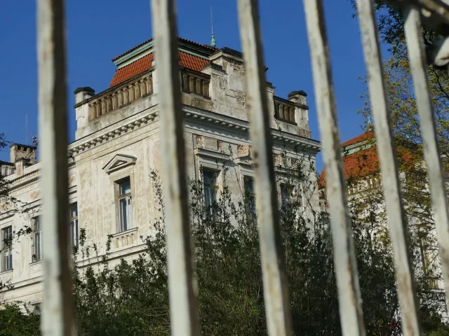 Schizofrenického vraha opakovaně pouštěli ven. „Je nezbytné ověřovat, zda zvládá denní režim“