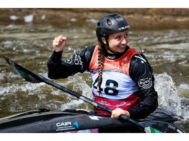 Medaile za závěr. Vodní slalomářka Beková byla ve finále SP druhá v kayakcrossu