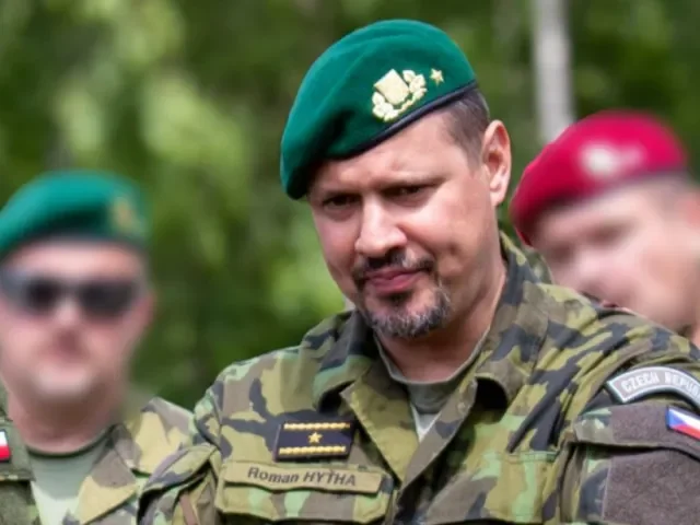Generál Hyťha je po útoku nožem stále v nemocnici