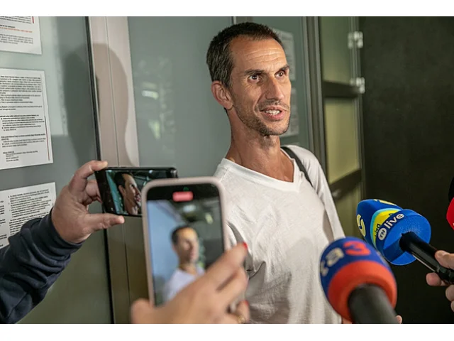 Slovák, který se plavil s Gretou, je doma: Vyvážíme pitomce do světa, smějí se mu