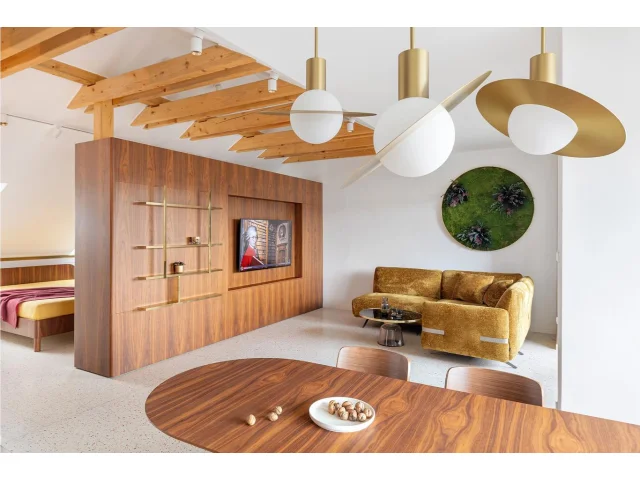 Zanedbanou půdu architektka proměnila v luxusní mezonet s originálním nábytkem