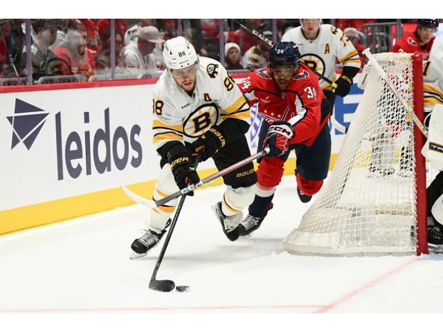 Pastrňák rozjel sezonu NHL třemi body. Tomášek si v debutu připsal asistenci