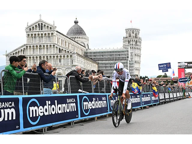 ONLINE: Časovka v Pise. Vacek bojuje v dešti, oproti lídrovi ale ztrácí