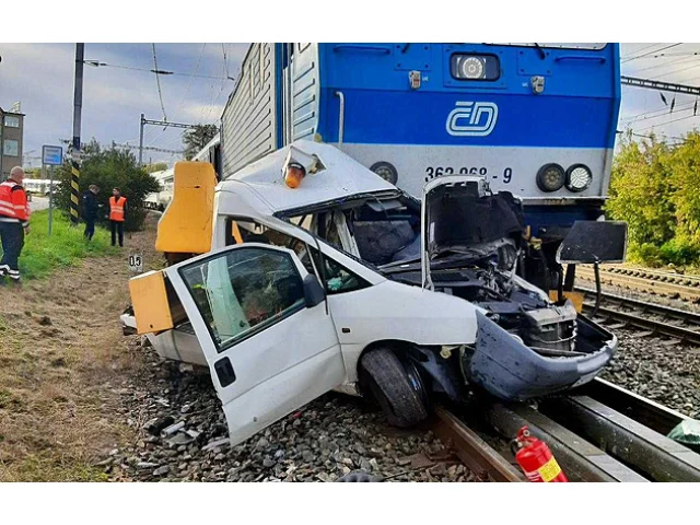 Řidič na Nymbursku nepřežil srážku s vlakem, hasiči evakuovali 450 cestujících