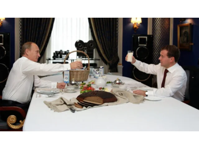 Putinův muž Medvěděv varuje Haška, aby si dával pozor při přecházení silnice. Šándor i Kolář se k osobě exprezidenta shodli