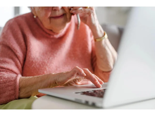 Podvodníkům se stále daří okrádat seniory: Trik s falešnou zprávou je často zmate
