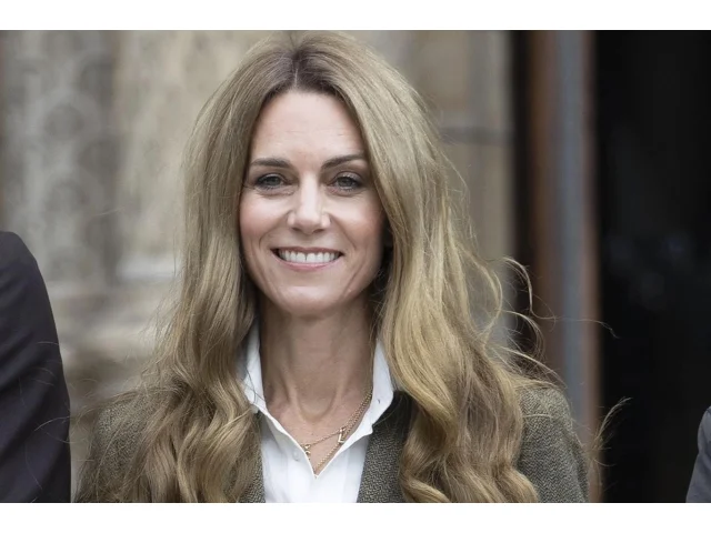 Princezna Kate překvapila blond barvou. Něco tu však nesedí! Drobný detail bohužel naznačil smutný signál