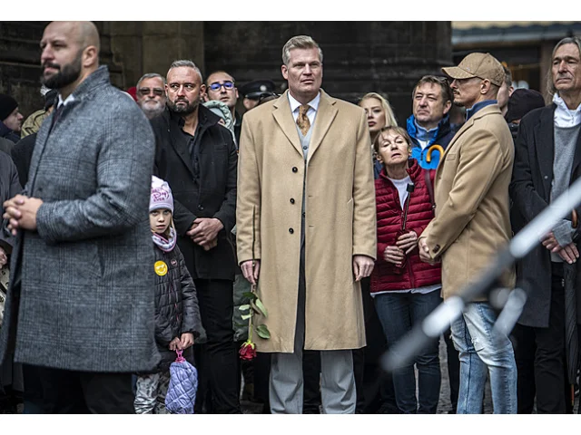 Klaus místo věnce vytáhl Turka s růží. Místo piety rande politických rebelů