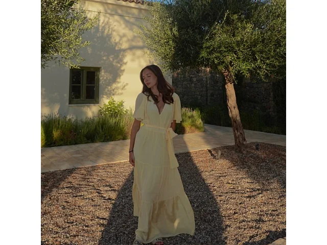 Charlotte Gottová na Korfu: Září ve žlutých šatech, na podzim chystá překvapení