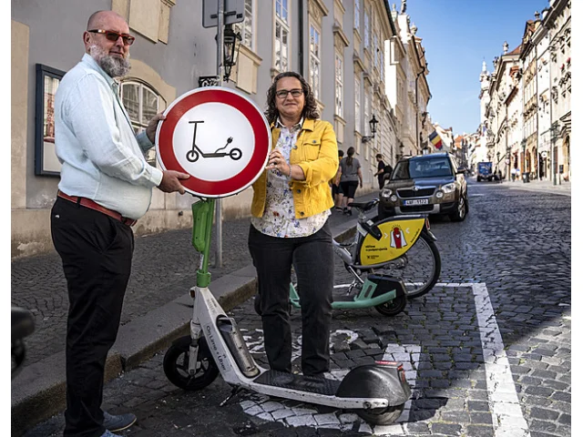 Překáží a ohrožují chodce. Praha od ledna zakáže sdílené elektrokoloběžky