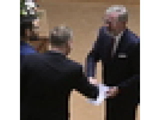 Nově zvolení poslanci převzali ve Sněmovně osvědčení o zvolení