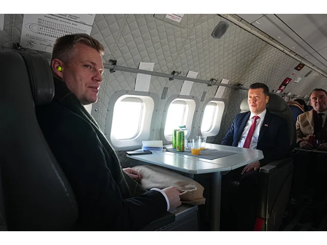 OBRAZEM: Červený koberec roztáhli vojáci. Jak vypadal Okamurův den na Slovensku