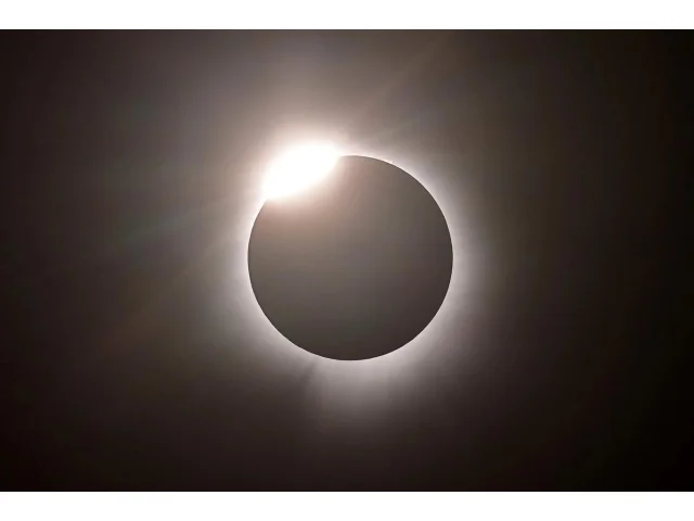 Tohle se dá zažít jen jednou za život. Slunce se skryje za Měsícem. Na celých 6 minut!