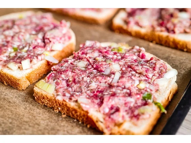 Mleté maso 5× jinak: Snadné recepty pro všední den. Zkusíte pečený toast, boršč, nebo roládu?