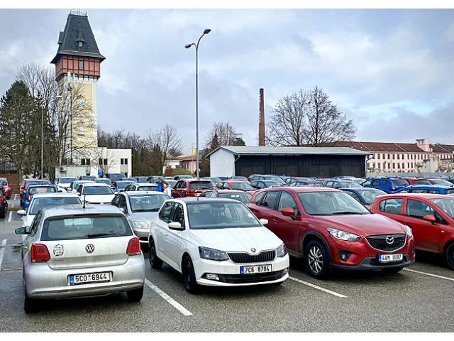 V Česku už je skoro sedm milionů aut. Jsou druhá nejstarší v Evropě