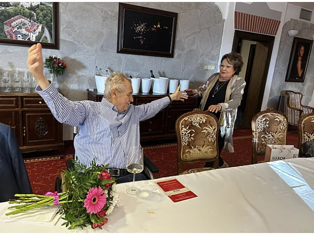 Zeman slavil narozeniny, dostal knihu o Hitlerovi. Jako dar si přeje výměnu vlády